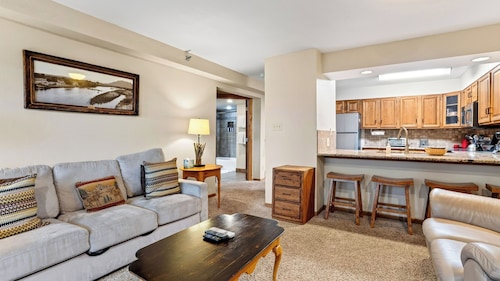 Ski Casa Azul by Avantstay Ski Shuttle + Walk to Main St Shared Hot Tub + Grill