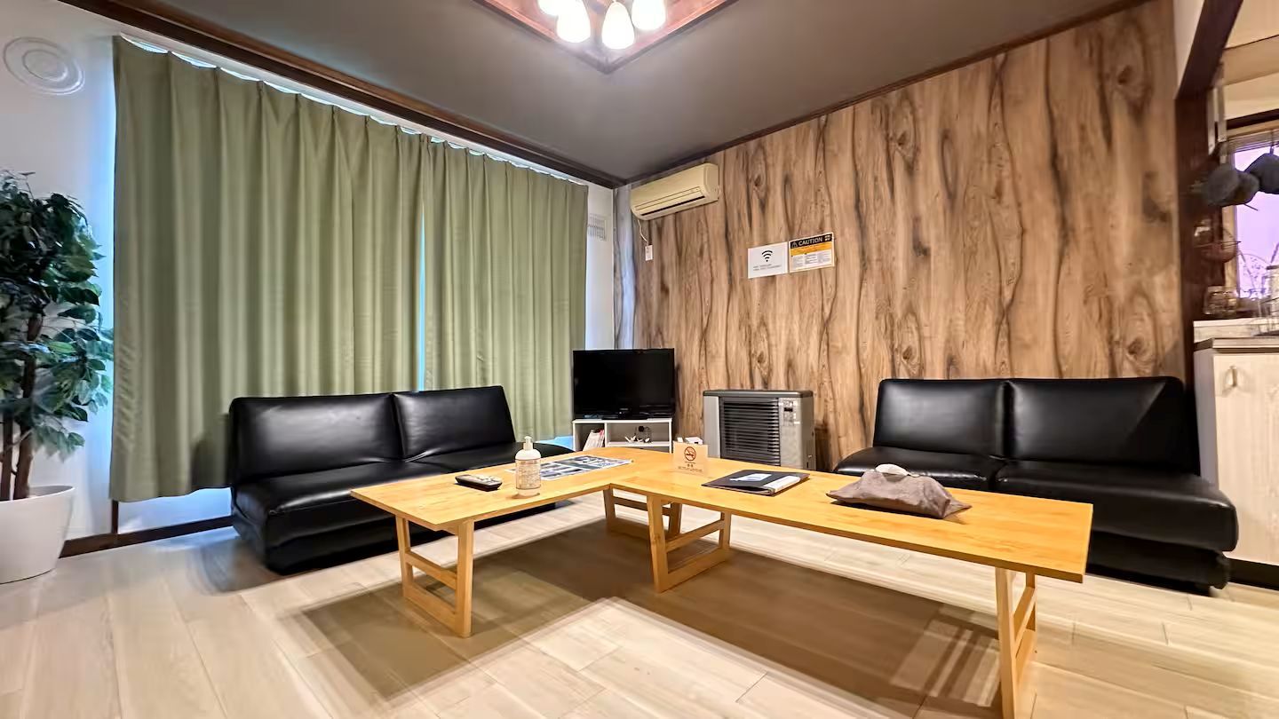 Comfort House | Living area | 40-inch flat-screen TV with digital channels, Netflix, Hulu