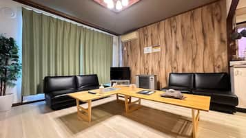 Comfort House | Living area | 40-inch flat-screen TV with digital channels, Netflix, Hulu
