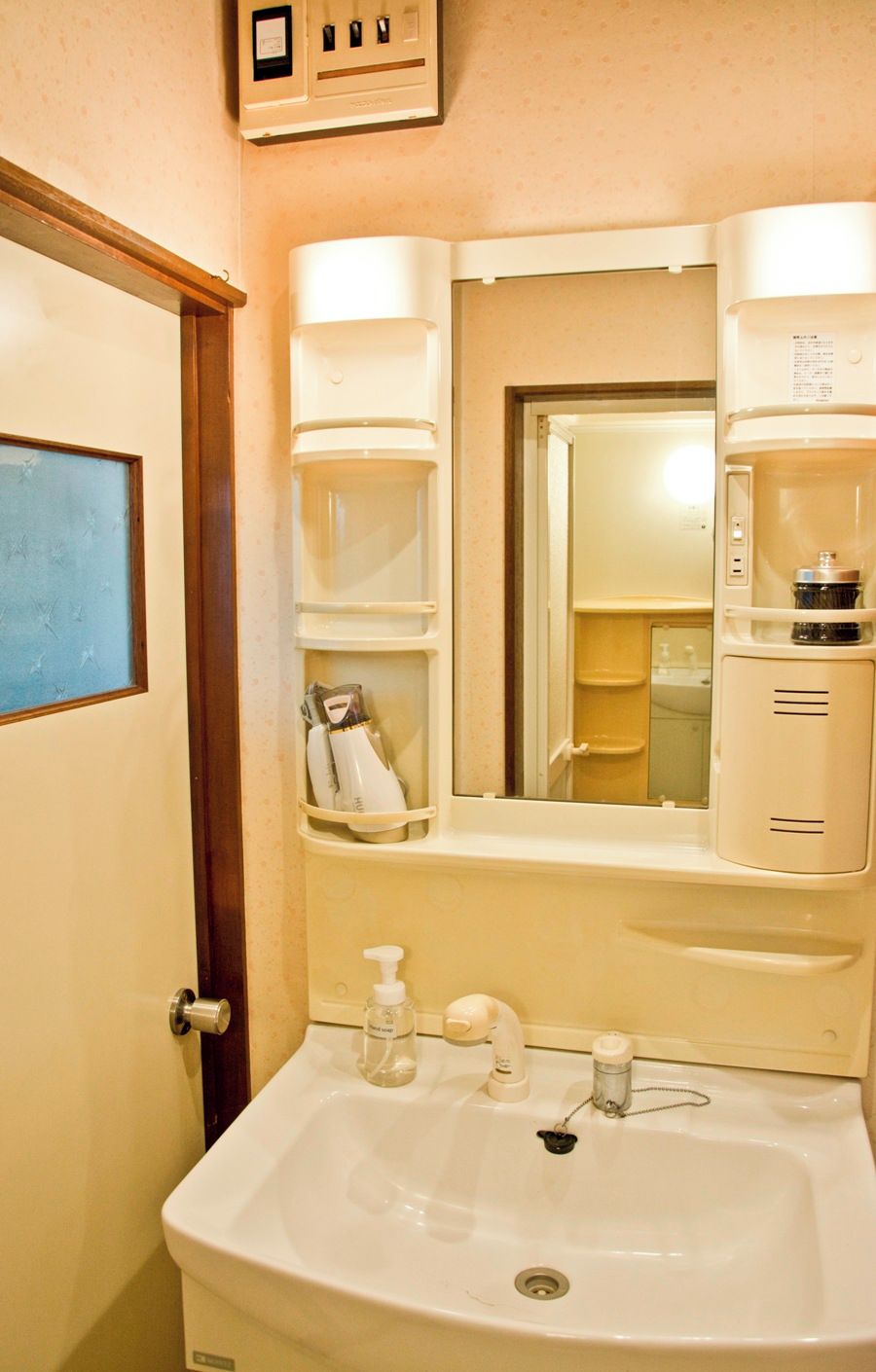Comfort House | Bathroom | Separate tub and shower, free toiletries, hair dryer, slippers