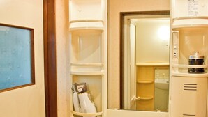 Ein Badezimmer mit Waschbecken, Spiegel und Stauraum.