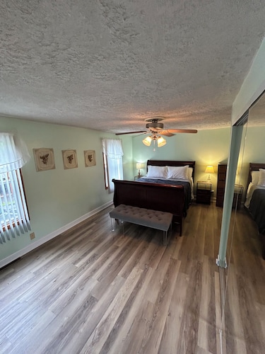 Granny's Creekside Lodge 3-bedroom with WiFi & AC in charming Bluefield