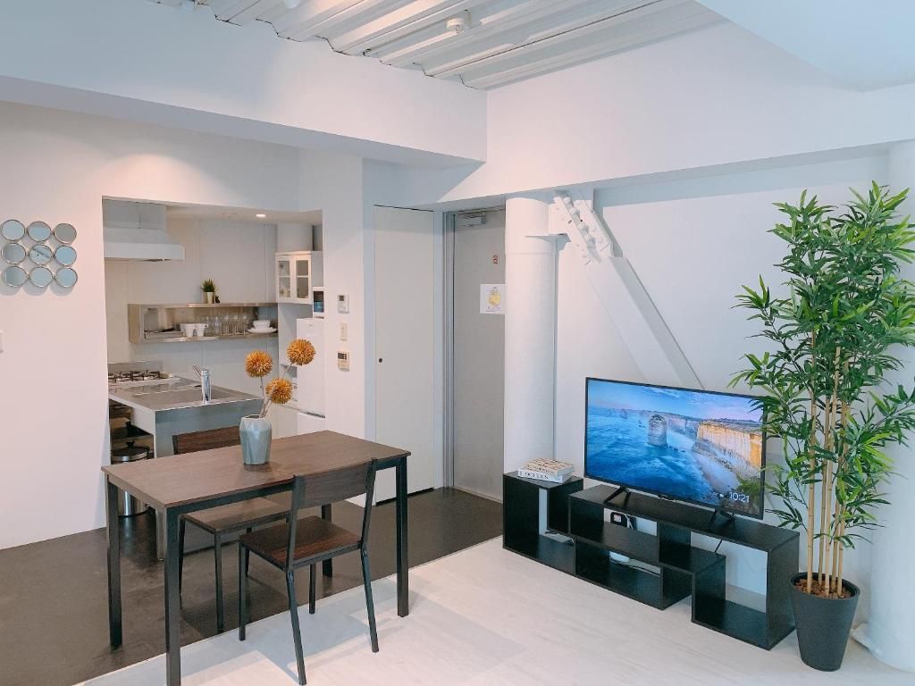 Suite, Non Smoking, Balcony (201) | Dining