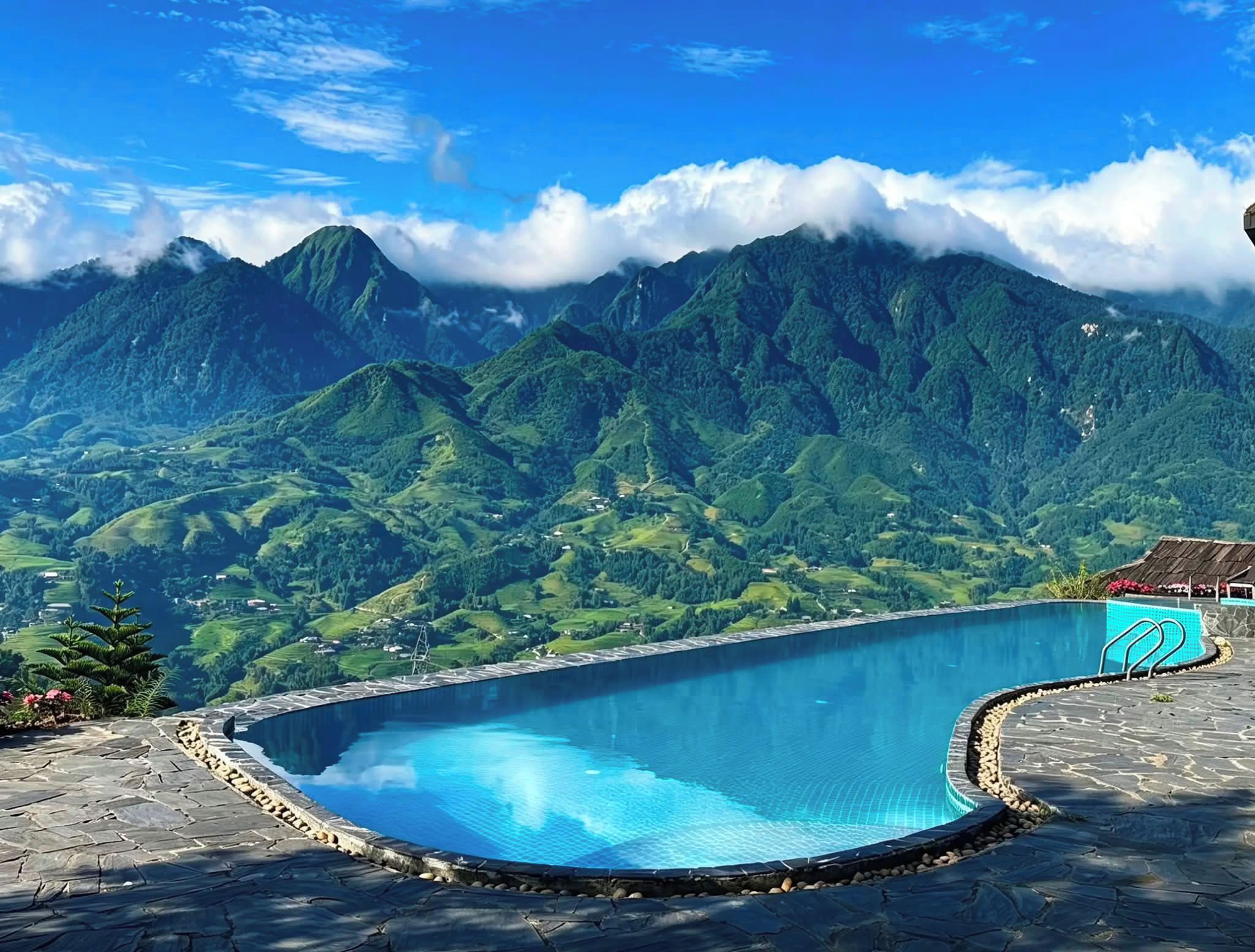 Una piscina con montañas al fondo.