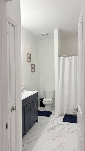 Hair dryer, towels, soap, toilet paper - 3-bedroom house in soothing Edenton with AC for relaxing stays (Edenton)