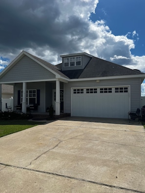 Exterior - 3-bedroom house in soothing Edenton with AC for relaxing stays (Edenton)