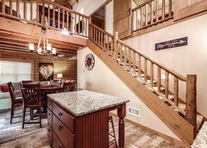 Una escalera de madera con un cartel que dice 'Welcome Home'.
