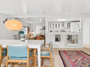 Un interno moderno con zona pranzo, cucina e soggiorno.
