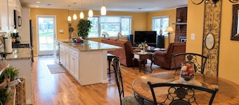 Waterfront Estate Renting 4BR Guest Cottage w/waterviews of Magothy River
