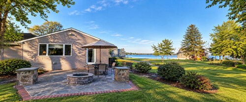 Waterfront Estate Renting 4BR Guest Cottage w/waterviews of Magothy River