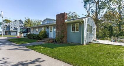 Waterfront Estate Renting 4BR Guest Cottage w/waterviews of Magothy River