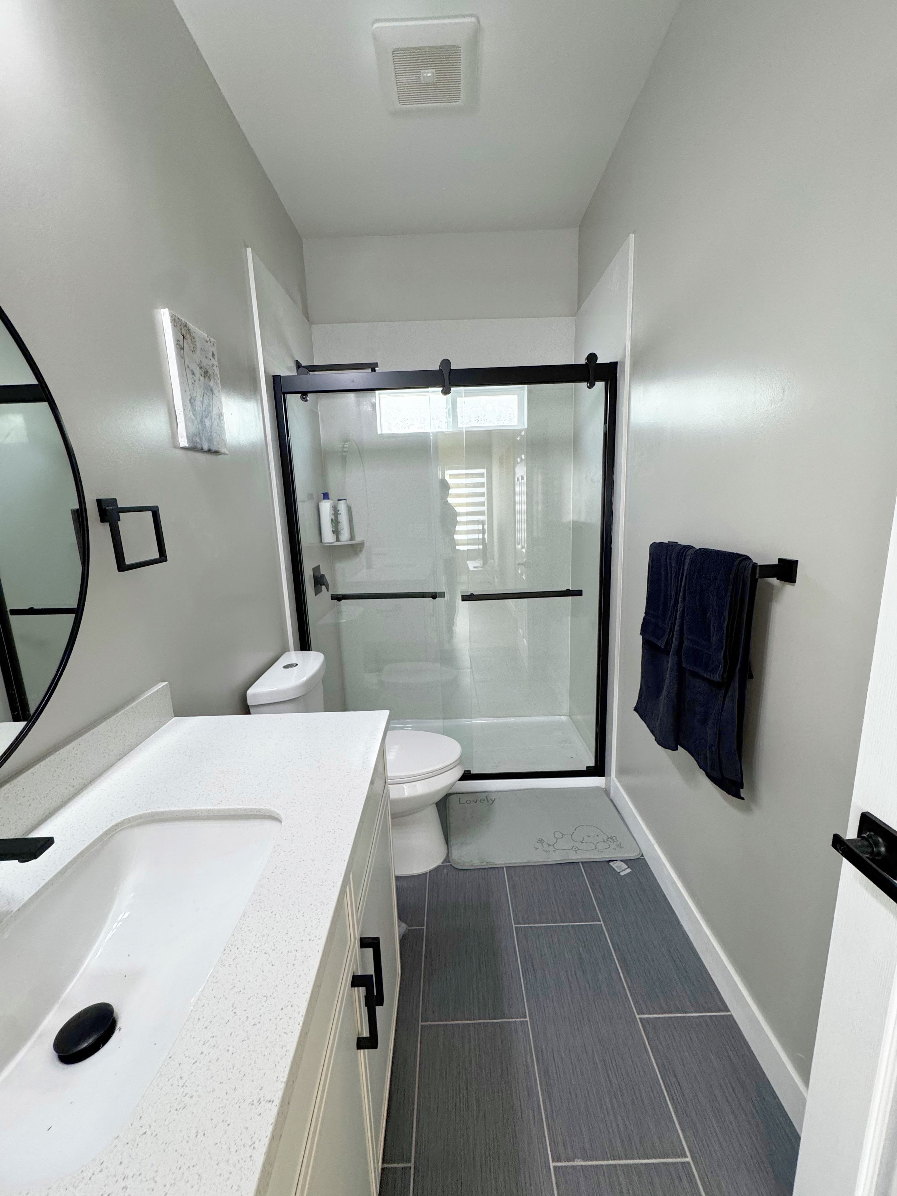 Ein modernes Badezimmer mit Duschkabine, Toilette und Waschbecken.