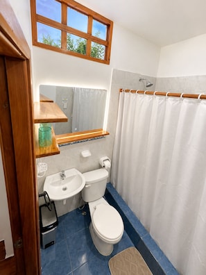 Handtücher, Seife, Shampoo, Toilettenpapier