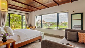 Premium bedding, minibar, desk, laptop workspace - Maison De Chinh - Hoi An Boutique Villa (Hoi An Dong)
