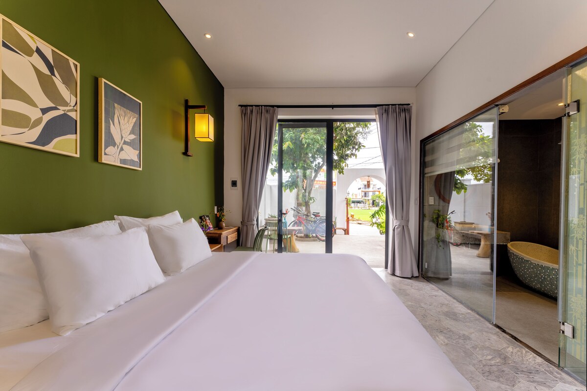 Doppelzimmer, Terrasse, Poolblick | Hochwertige Bettwaren, Minibar, Schreibtisch
