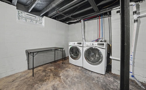 Luxe Detroit Retreat - 3BR/2BA Oasis Near Downtown