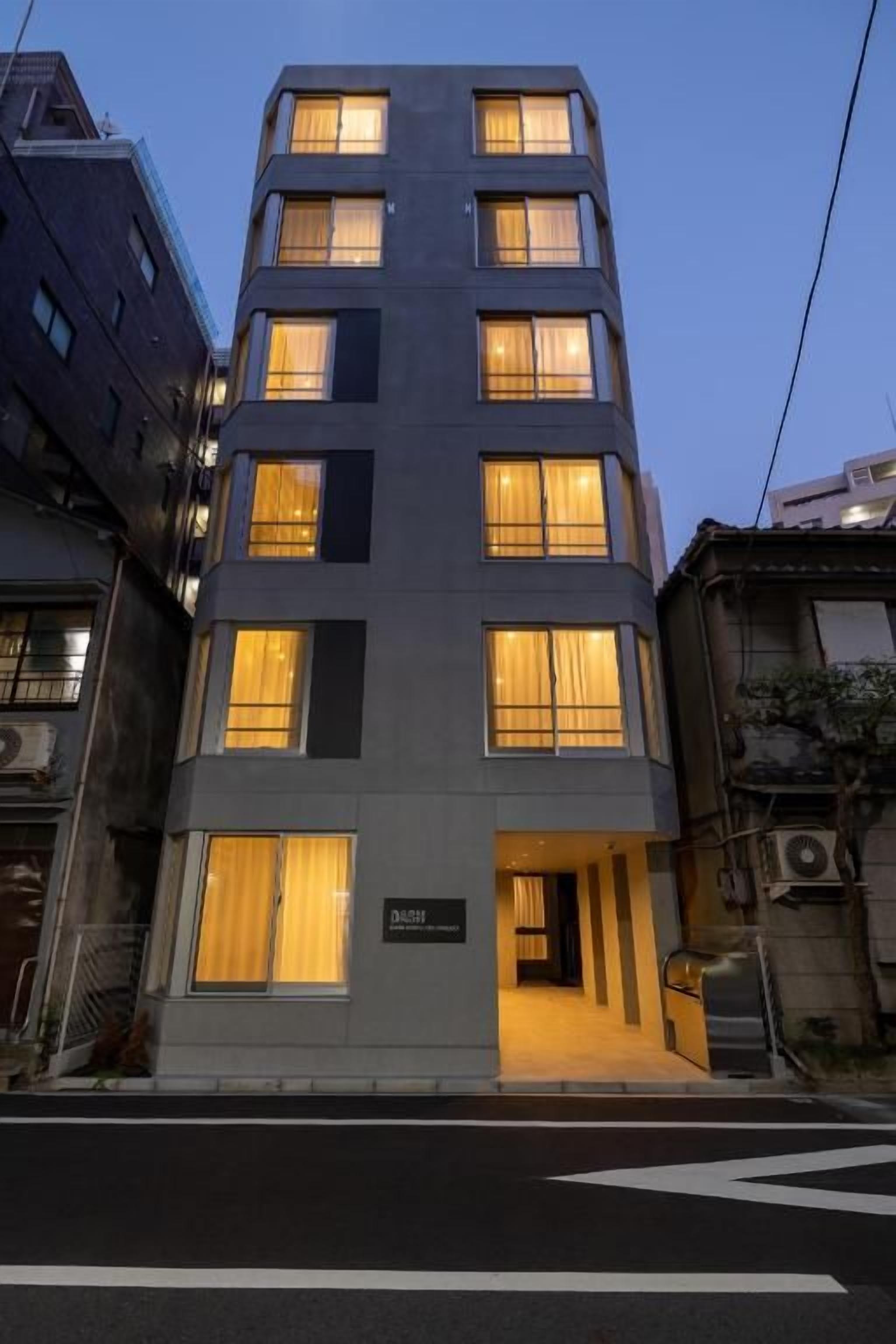 Um edifício de vários andares com uma placa indicando 'DASH' na entrada.