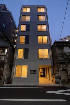 Um edifício de vários andares com uma placa indicando 'DASH' na entrada.