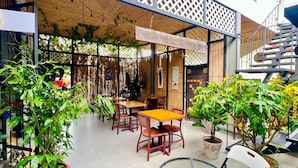 Habitación doble panorámica, balcón, vista a la montaña | Restaurante al aire libre