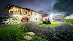A two-story house with a driveway and a well-maintained lawn. - Ruta Verde BB (Tambor)