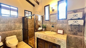 Luxury Apartment, Mountain View | Bathroom - Ruta Verde BB (Tambor)