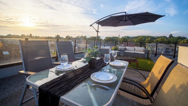 Outdoor dining - Panoramic Vancouver Home w/ Rooftop, Victoria Dr. (Vancouver)