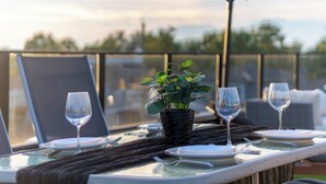 Outdoor dining - Panoramic Vancouver Home w/ Rooftop, Victoria Dr. (Vancouver)