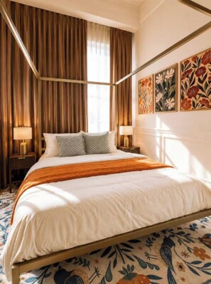 Ein Hotelzimmer mit einem großen Bett, Vorhängen, einem Fenster und Wandbildern.