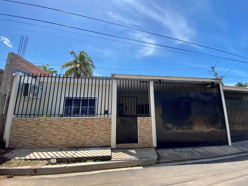 Tejada Jovel House (Comfort, tranquility, and safety.)
