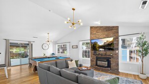 Living area - Cozy Getaway 4BR Flagstaff Retreat near NAU (Flagstaff)