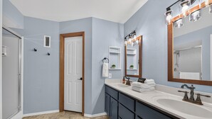 Bathroom - Cozy Getaway 4BR Flagstaff Retreat near NAU (Flagstaff)