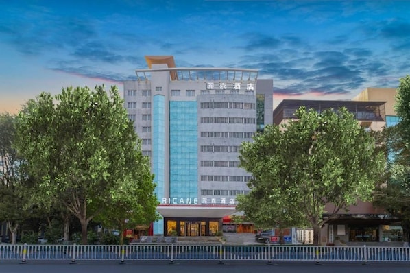 A hotel with a modern facade, multiple floors, and a prominent entrance. - Lavande Hotel (Ganzhou)