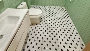 Un bagno con il water, una vasca e una doccia.