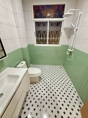A bathroom with a toilet, bathtub, and shower. - Moon house 5BR Near Walking Street  (Nongprue)