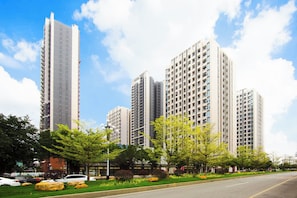 Exterior - 2-Bedroom Apartment with free Baiyun Airport Pick-up and Canton Fair Shuttle Bus (Guang Zhou Shi)