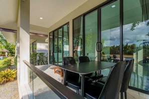 Deluxe-Villa, Flussblick | Speisen im Freien