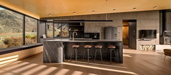 Vineyard Views - 10 Mins Drive to Arrowtown - Sleeps 8