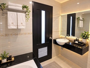 Habitación Premier con 1 cama doble o 2 individuales, vistas parciales al mar | Baño | Toallas, jabón, champú y papel higiénico