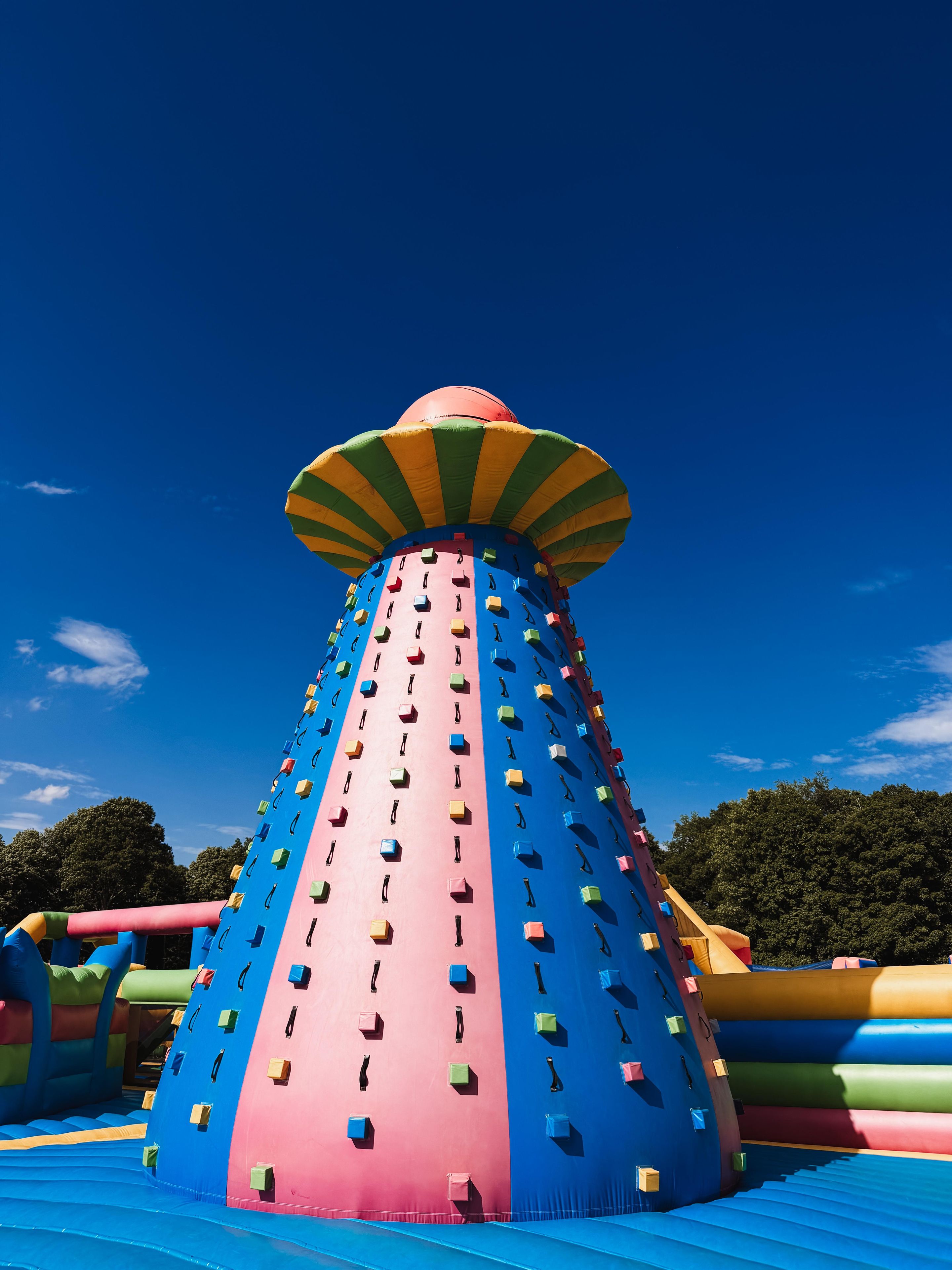Una estructura inflable de colores con forma cónica y una cúpula en la parte superior.