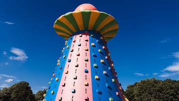 Una estructura inflable de colores con forma cónica y una cúpula en la parte superior.