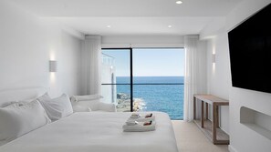 A modern hotel room with a large bed, a TV, and a view of the sea. - South Coogee Escape, Heated Pool & Spacious Living (Maroubra)