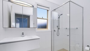 Unclassified image, 5 of 17, button - COSY COMFORT JUST A STONE'S THROW FROM THE BEACH, perfectly close to everything! (Kiama)