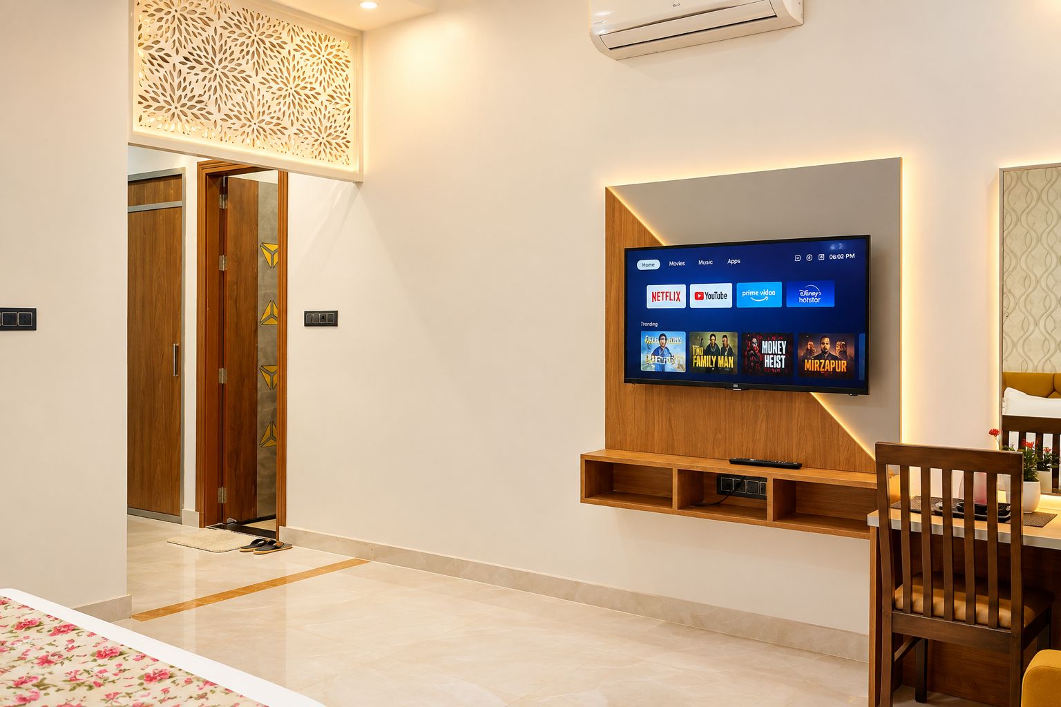 Una sala moderna con un televisor de pantalla plana montado en una pared de madera, un comedor con una silla amarilla y un panel decorativo.