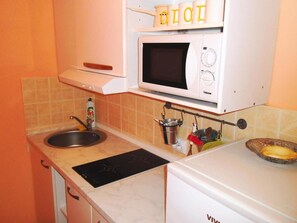 A compact kitchen with a microwave, sink, and a small refrigerator. - Charming Apartments Kestenovi Dvori- 1 Bedroom (Opatija)