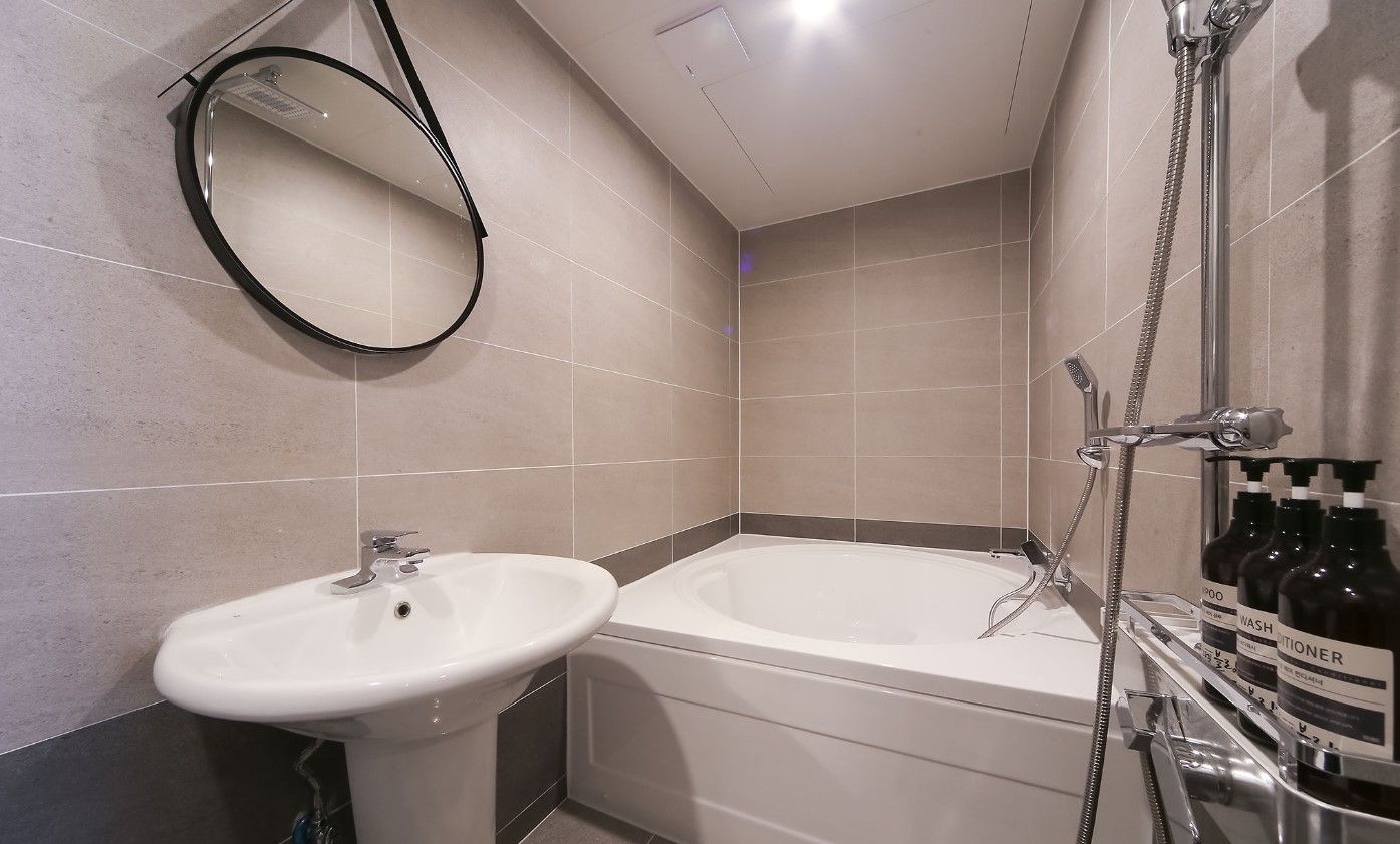 Kamar Standar | Kamar mandi | Perlengkapan mandi gratis, pengering rambut, handuk, dan sampo