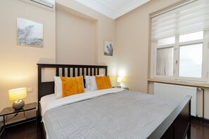 A neatly arranged bedroom with a bed, bedside lamps, and framed artwork on the walls. - Spacious 3BR, 2-Bath Ground-Floor Apartment in Central Istanbul (İstanbul)