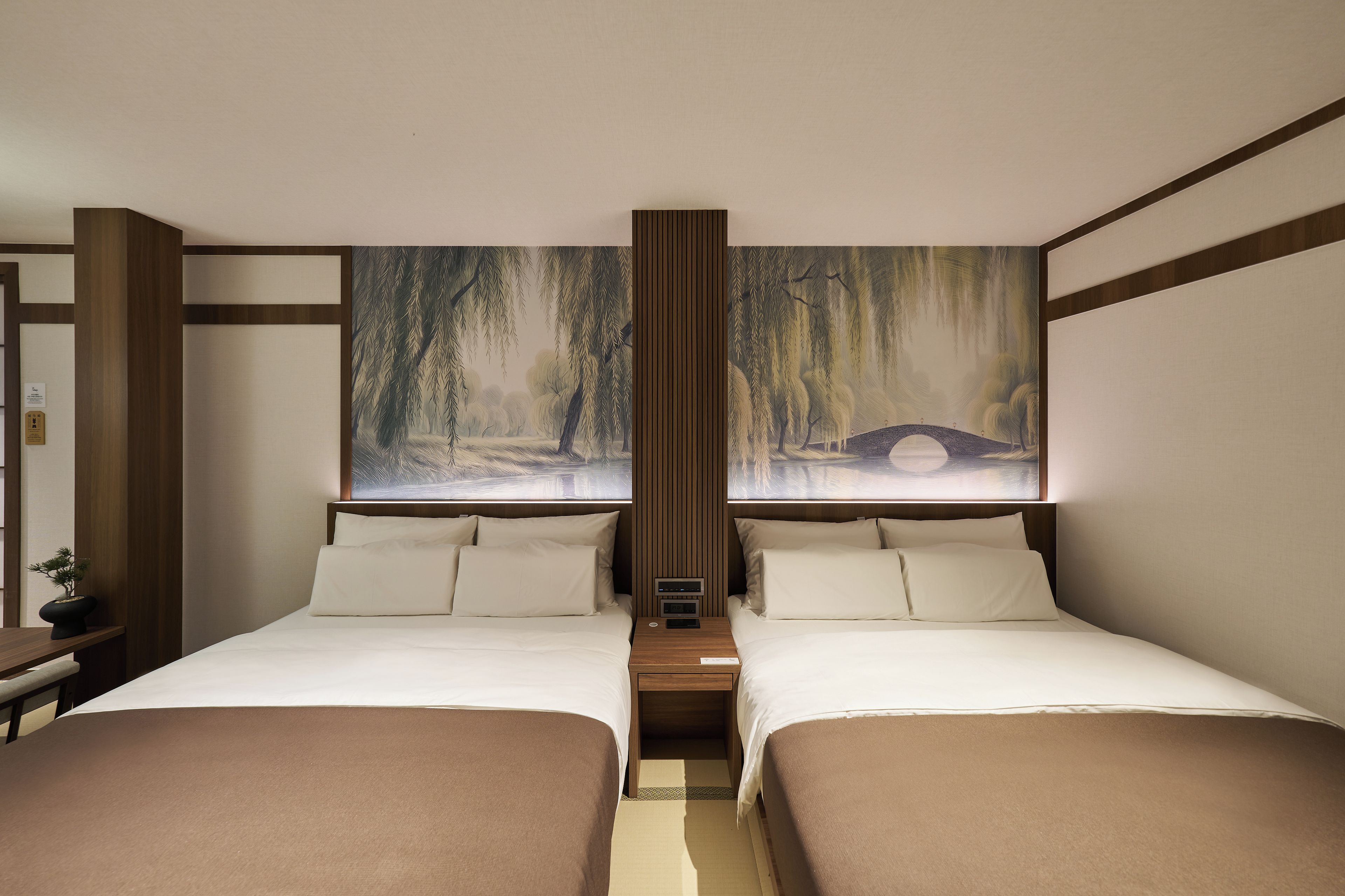Habitación doble con una pintura grande de un puente sobre un río.