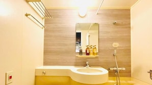 A bathroom with a toilet, sink, and bathtub. - Alphabed Hakata Comfort (Fukuokashi,Hakataku,Hakataekimae)