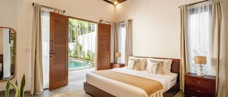 Quarto espaçoso com cama grande, cabeceira de madeira e vista para uma piscina.