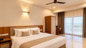 Quarto casal premium | Escrivaninha, espaço de trabalho para notebook